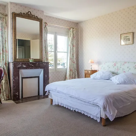 Bed & Breakfast Chambres D'hotes Chateau De La Puisaye 3*